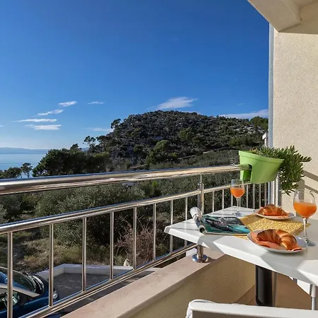 Daire Santric - The Hill