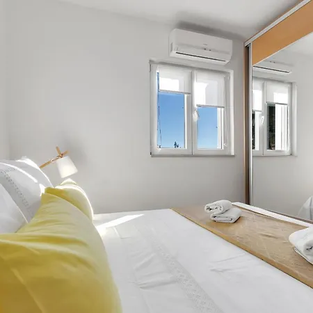 Santric - The Hill Apartment