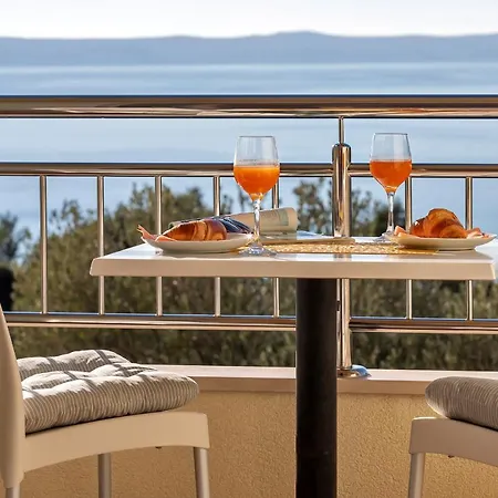 Daire Santric - The Hill *