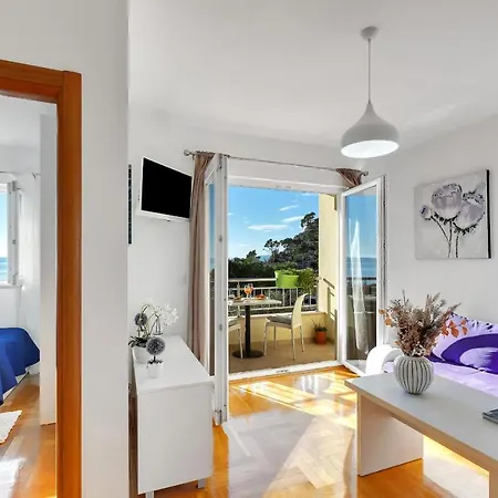 Santric - The Hill Apartment *