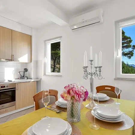 Santric - The Hill Apartment