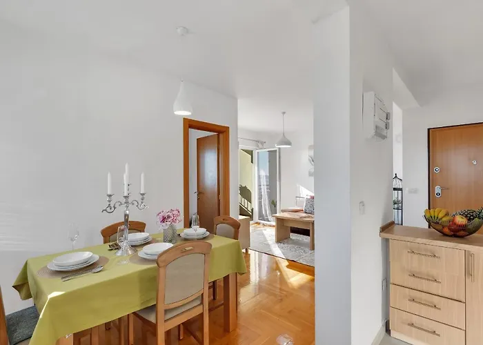 Santric - The Hill * מאקרסקה